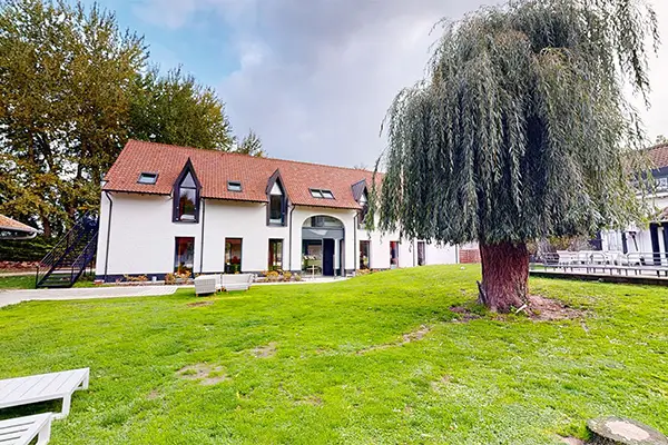 cours de l'hôtel la ferme blanche avec jardin